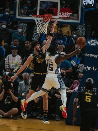 03 02 2022, USA, San Francisco, Chase Center, mens basketball, 2021 2022 NBA season, Golden State Warriors Sacramento Kings Klay Thompson Warriors li vs Davion Mitchell Kings, re