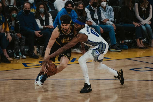 03 02 2022, USA, San Francisco, Chase Center, mens basketball, 2021 2022 NBA season, Golden State Warriors Sacramento Kings Klay Thompson Warriors li vs Maurice Harkless Kings, re