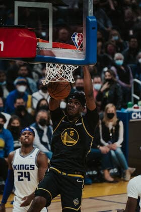 03 02 2022, USA, San Francisco, Chase Center, basketball men, NBA season 2021 2022, Golden State Warriors Sacramento Kings Kevon Looney Dunk
