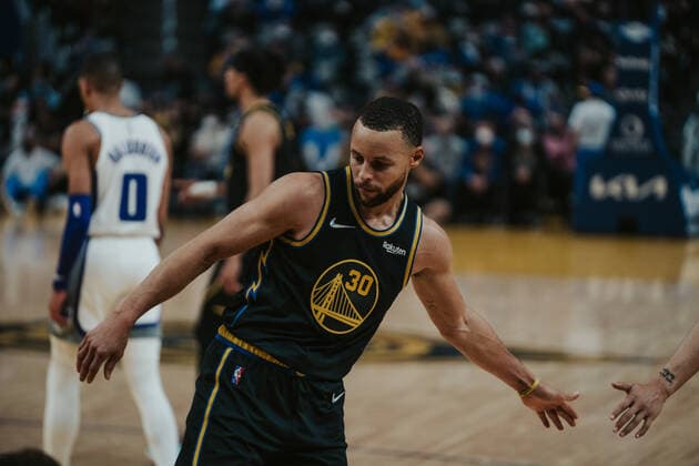 03 02 2022, USA, San Francisco, Chase Center, basketball men, NBA season 2021 2022, Golden State Warriors Sacramento Kings Stephen Curry