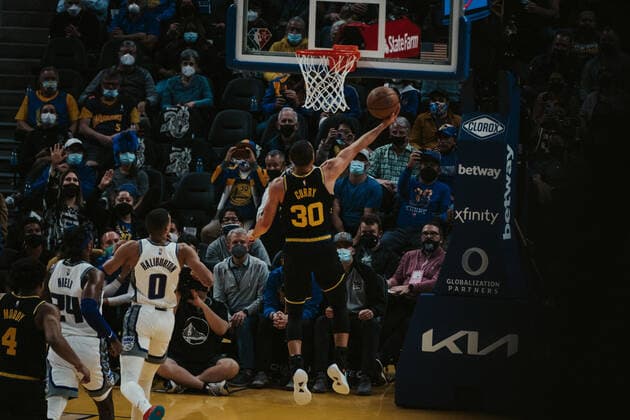 03 02 2022, USA, San Francisco, Chase Center, basketball men, NBA season 2021 2022, Golden State Warriors Sacramento Kings Stephen Curry Warriors mi Korbleger