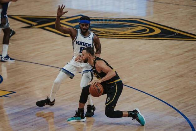 03 02 2022, USA, San Francisco, Chase Center, mens basketball, 2021 2022 NBA season, Golden State Warriors Sacramento Kings Stephen Curry Warriors re vs Maurice Harkless Kings li