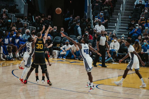 03 02 2022, USA, San Francisco, Chase Center, basketball men, NBA season 2021 2022, Golden State Warriors Sacramento Kings Stephen Curry Warriors mi 3er