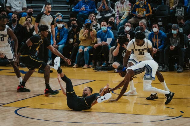 03 02 2022, USA, San Francisco, Chase Center, basketball men, NBA season 2021 2022, Golden State Warriors Sacramento Kings Stephen Curry Warriors mi vs Maurice Harkless Kings re