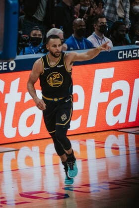 03 02 2022, USA, San Francisco, Chase Center, basketball men, NBA season 2021 2022, Golden State Warriors Sacramento Kings Stephen Curry cheer
