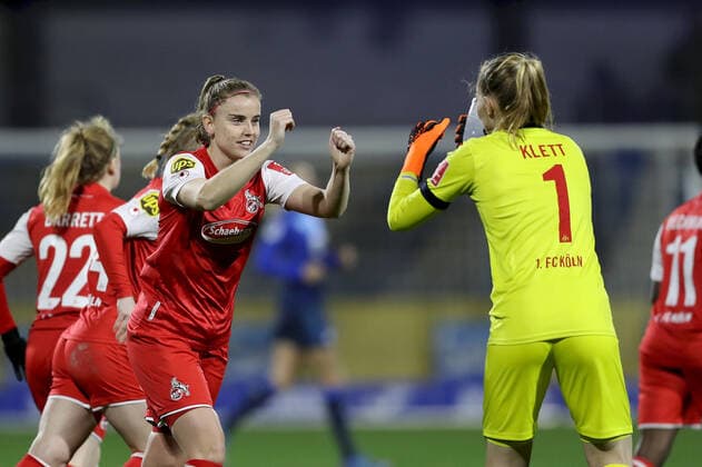 FLYERALARM Frauen Bundesliga TSG 1899 Hoffenheim 1 FC Koeln 04 02 2022 Myrthe Moorrees 6, 1 FC Koeln high-fives Manon Klett 1, 1 FC Koeln, FLYERALARM Frauen Bundesliga, TSG 1899 Hoffenheim 1 FC Koeln, 04 02 2022, Sinsheim, Dietmar Hopp Stadion Copyright: xBEAUTIFULxSPORTS JulienxChristx