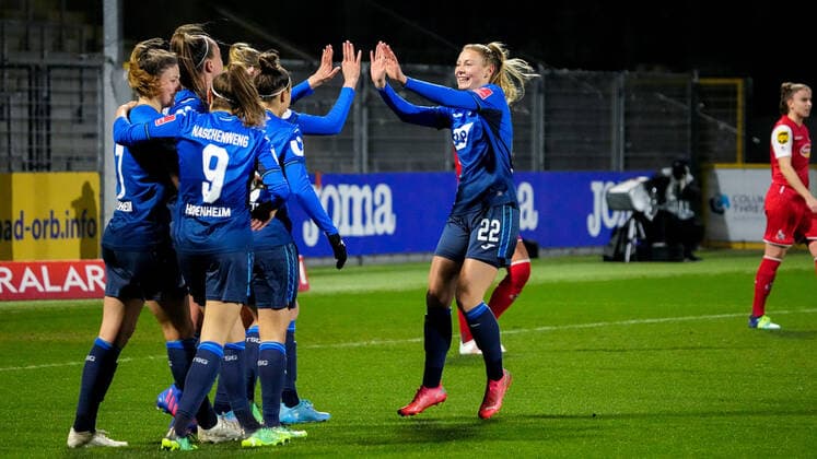 Spielerinnen der TSG 1899 Hoffenheim, jubeln über das Tor zum 1:0, Jubel, Torjubel, Torerfolg, celebrate the goal, goal, celebration, Jubel ueber das Tor, optimistisch, Spielszene, Highlight, Action, Aktion, 04.02.2022, Sinsheim (Hoffenheim) (Deutschland), Fussball, Flyeralarm Frauen-Bundesliga, TSG 1899 Hoffenheim - 1. FC Köln, 04.02.2022, Sinsheim (Hoffenheim) (Deutschland), Fussball, Flyeralarm Frauen-Bundesliga, TSG 1899 Hoffenheim - 1. FC Köln, DFB DFL REGULATIONS PROHIBIT ANY USE OF PHOTOGRAPHS AS IMAGE SEQUENCES AND OR QUASI-VIDEO. xozx
