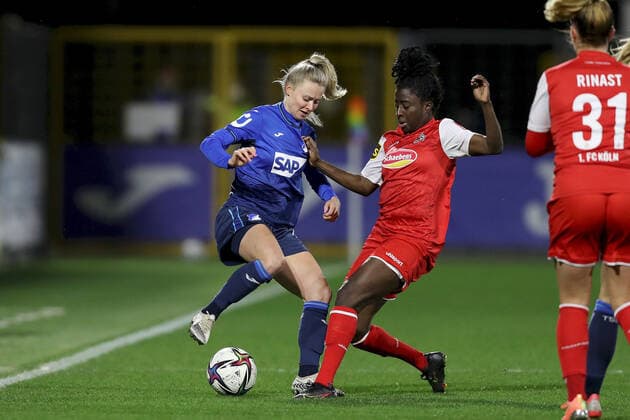 FLYERALARM Frauen Bundesliga TSG 1899 Hoffenheim 1 FC Koeln 04 02 2022 Judith Steinert 19, TSG 1899 Hoffenheim in duel with Eunice Beckmann 11, 1 FC Koeln , FLYERALARM Frauen Bundesliga, TSG 1899 Hoffenheim 1 FC Koeln, 04 02 2022, Sinsheim, Dietmar Hopp Stadion Copyright: xBEAUTIFULxSPORTS JulienxChristx