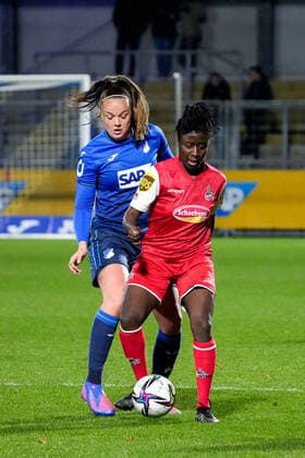 v.li.: Tine De Caigny (TSG, 6), Eunice Beckmann (Köln, 11), Zweikampf, Spielszene, Duell, duel, tackle, tackling, Dynamik, Action, Aktion, 04.02.2022, Sinsheim (Hoffenheim) (Deutschland), Fussball, Flyeralarm Frauen-Bundesliga, TSG 1899 Hoffenheim - 1. FC Köln, 04.02.2022, Sinsheim (Hoffenheim) (Deutschland), Fussball, Flyeralarm Frauen-Bundesliga, TSG 1899 Hoffenheim - 1. FC Köln, DFB DFL REGULATIONS PROHIBIT ANY USE OF PHOTOGRAPHS AS IMAGE SEQUENCES AND OR QUASI-VIDEO. xozx