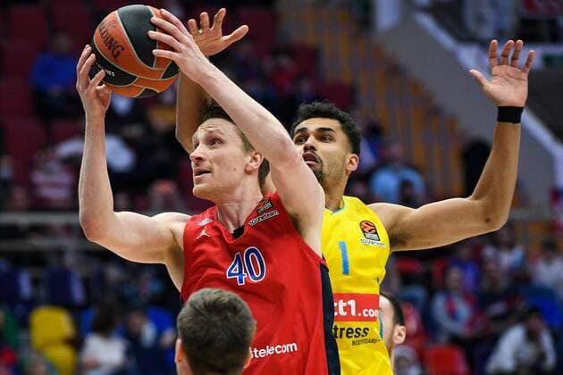 Russia Basketball Euroleague CSKA - ALBA 8104972 04.02.2022 CSKA?s Marius Grigonis and Alba s Oscar da Silva struggle for the ball during the Euroleague basketball match between CSKA Moscow and Alba Berlin, in Moscow, Russia. Alexey Maishev Sputnik Moscow Russia  Copyright: xAlexeyxMaishevx