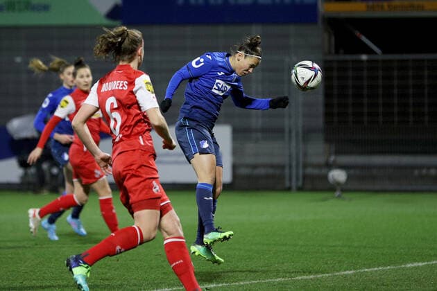 FLYERALARM Frauen Bundesliga TSG 1899 Hoffenheim 1 FC Koeln 04 02 2022 Nicole Billa 16, TSG 1899 Hoffenheim scores here the 1 0 against Manon Klett 1, 1 FC Koeln by header, FLYERALARM Frauen Bundesliga, TSG 1899 Hoffenheim 1 FC Koeln, 04 02 2022, Sinsheim, Dietmar Hopp Stadion Copyright: xBEAUTIFULxSPORTS JulienxChristx