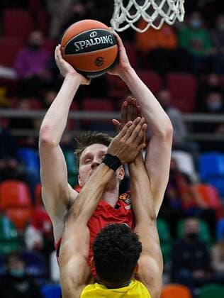 Russia Basketball Euroleague CSKA - ALBA 8104983 04.02.2022 CSKA?s Marius Grigonis tries to score playing against Alba s Oscar da Silva during the Euroleague basketball match between CSKA Moscow and Alba Berlin, in Moscow, Russia. Alexey Maishev Sputnik Moscow Russia  Copyright: xAlexeyxMaishevx