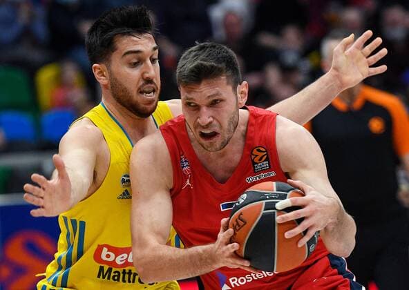 Russia Basketball Euroleague CSKA - ALBA 8104985 04.02.2022 Alba s Tamir Blatt and CSKA?s Ivan Ukhov struggle for the ball during the Euroleague basketball match between CSKA Moscow and Alba Berlin, in Moscow, Russia. Alexey Maishev Sputnik Moscow Russia  Copyright: xAlexeyxMaishevx