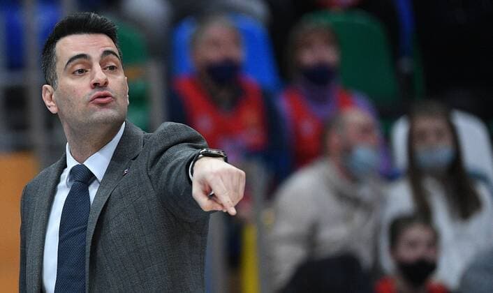 Russia Basketball Euroleague CSKA - ALBA 8104987 04.02.2022 CSKA s head coach Andreas Pistiolis reacts during the Euroleague basketball match between CSKA Moscow and Alba Berlin, in Moscow, Russia. Alexey Maishev Sputnik Moscow Russia  Copyright: xAlexeyxMaishevx