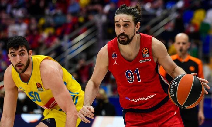 Russia Basketball Euroleague CSKA - ALBA 8104993 04.02.2022 Alba s Yovel Zoosman, left, and CSKA?s Alexey Shved struggle for the ball during the Euroleague basketball match between CSKA Moscow and Alba Berlin, in Moscow, Russia. Alexey Maishev Sputnik Moscow Russia  Copyright: xAlexeyxMaishevx