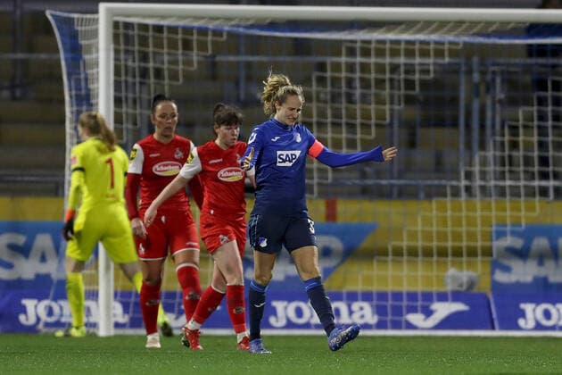 FLYERALARM Womens Bundesliga TSG 1899 Hoffenheim 1 FC Koeln 04 02 2022 Fabienne Dongus 33, TSG 1899 Hoffenheim haggles, gestures, arms, hands, FLYERALARM Womens Bundesliga, TSG 1899 Hoffenheim 1 FC Koeln, 04 02 2022, Sinsheim, Dietmar Hopp Stadium Copyright: xBEAUTIFULxSPORTS JulienxChristx