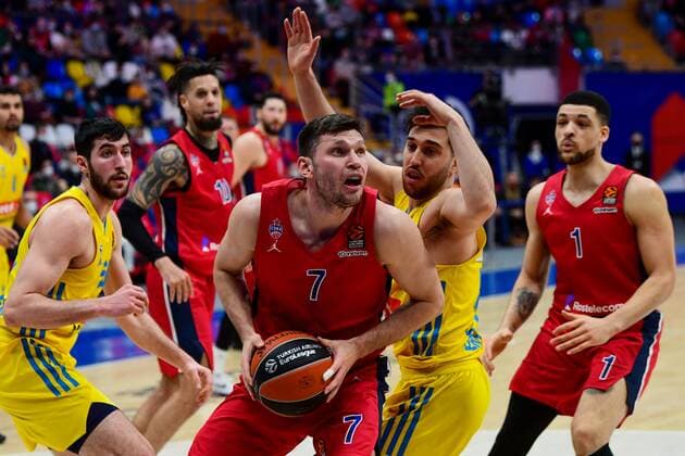 Russia Basketball Euroleague CSKA - ALBA 8104996 04.02.2022 CSKA?s Ivan Ukhov, centre, prepares to throw the ball during the Euroleague basketball match between CSKA Moscow and Alba Berlin, in Moscow, Russia. Alexey Maishev Sputnik Moscow Russia  Copyright: xAlexeyxMaishevx