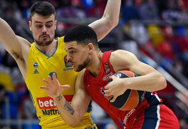 Russia Basketball Euroleague CSKA - ALBA 8105001 04.02.2022 Alba s Jonas Mattisseck and CSKA?s Gabriel Lundberg struggle for the ball during the Euroleague basketball match between CSKA Moscow and Alba Berlin, in Moscow, Russia. Alexey Maishev Sputnik Moscow Russia  Copyright: xAlexeyxMaishevx