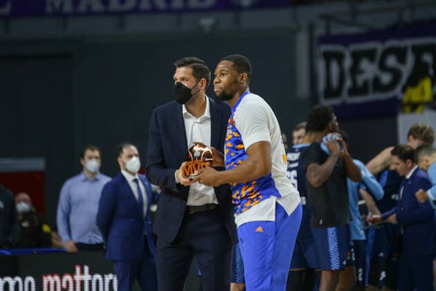 4th February 2022 Wizink Center Madrid Spain Turkish Airlines Euroleague Basketball Real Madrid vs Zenit st Petersburg Guerschon Yabusele MVP Euroleague with Felipe Reyes Madrid Madrid Madrid Madrid Spain Baloncesto Copyright: xAlbaxPachecox xAgenciaxLOFx