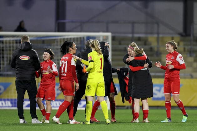 FLYERALARM Frauen Bundesliga TSG 1899 Hoffenheim 1 FC Koeln 04 02 2022 Happy about the draw The players of 1 FC Koeln, FLYERALARM Frauen Bundesliga, TSG 1899 Hoffenheim 1 FC Koeln, 04 02 2022, Sinsheim, Dietmar Hopp Stadion Copyright: xBEAUTIFULxSPORTS JulienxChristx