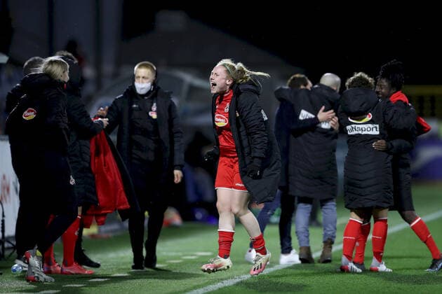 FLYERALARM Frauen Bundesliga TSG 1899 Hoffenheim 1 FC Koeln 04 02 2022 Amber Barrett 22, 1 FC Koeln cheers over her goal after the final whistle, FLYERALARM Frauen Bundesliga, TSG 1899 Hoffenheim 1 FC Koeln, 04 02 2022, Sinsheim, Dietmar Hopp Stadion Copyright: xBEAUTIFULxSPORTS JulienxChristx