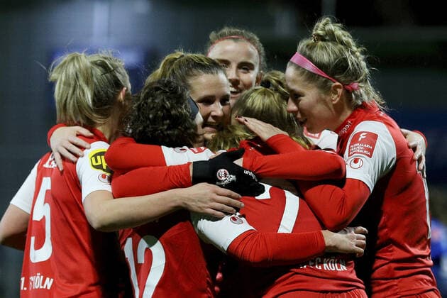 FLYERALARM Frauen Bundesliga TSG 1899 Hoffenheim 1 FC Koeln 04 02 2022 Rachel Rinast 31, 1 FC Koeln cheers along with Kristin Demann 5, 1 FC Koeln , Alicia Sophie Gudorf 12, 1 FC Koeln , Amber Barrett 22, 1 FC Koeln , Sharon Beck 10, 1 FC Koeln and Myrthe Moorrees 6, 1 FC Koeln over the 1 1, FLYERALARM Frauen Bundesliga, TSG 1899 Hoffenheim 1 FC Koeln, 04 02 2022, Sinsheim, Dietmar Hopp Stadion Copyright: xBEAUTIFULxSPORTS JulienxChristx