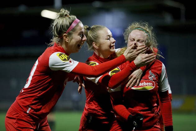 FLYERALARM Frauen Bundesliga TSG 1899 Hoffenheim 1 FC Koeln 04 02 2022 Cheering together over the 1 1 Sharon Beck 10, 1 FC Koeln , Weronika Zawistowska 24, 1 FC Koeln and Amber Barrett 22, 1 FC Koeln , FLYERALARM Frauen Bundesliga, TSG 1899 Hoffenheim 1 FC Koeln, 04 02 2022, Sinsheim, Dietmar Hopp Stadion Copyright: xBEAUTIFULxSPORTS JulienxChristx
