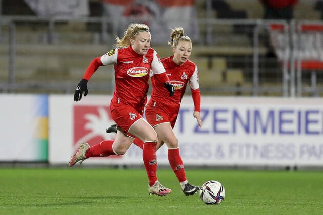 FLYERALARM Womens Bundesliga TSG 1899 Hoffenheim 1 FC Koeln 04 02 2022 The counterattack that ultimately led to the 1 1 final score started already in their own half, advance of Amber Barrett 22, 1 FC Koeln and Weronika Zawistowska 24, 1 FC Koeln , FLYERALARM Womens Bundesliga, TSG 1899 Hoffenheim 1 FC Koeln, 04 02 2022, Sinsheim, Dietmar Hopp Stadion Copyright: xBEAUTIFULxSPORTS JulienxChristx