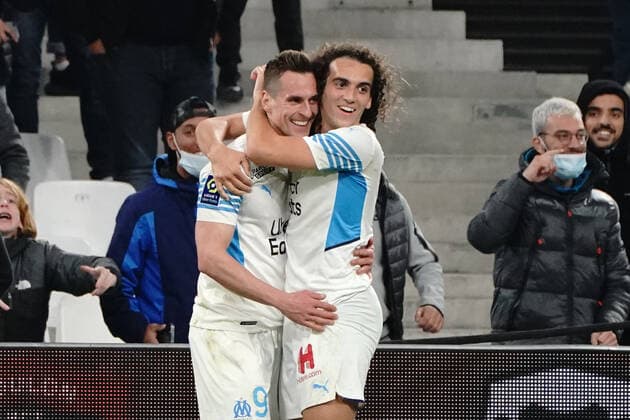 Fußball, Olympique Marseille - SCO Angers Joie - Arkadiusz Milik (Olympique de Marseille) - Matteo Guendouzi (Olympique de Marseille) FOOTBALL : Olympique de Marseille vs SCO Angers - Ligue 1 Uber Eats - Marseille - 04 02 2022 NorbertScanella Panoramic 