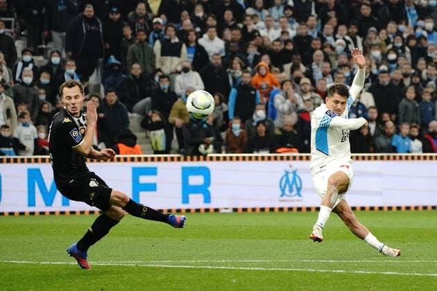 Fußball, Olympique Marseille - SCO Angers Cengiz Under (Olympique de Marseille) - Vincent Manceau (Sco Angers) FOOTBALL : Olympique de Marseille vs SCO Angers - Ligue 1 Uber Eats - Marseille - 04 02 2022 NorbertScanella Panoramic 