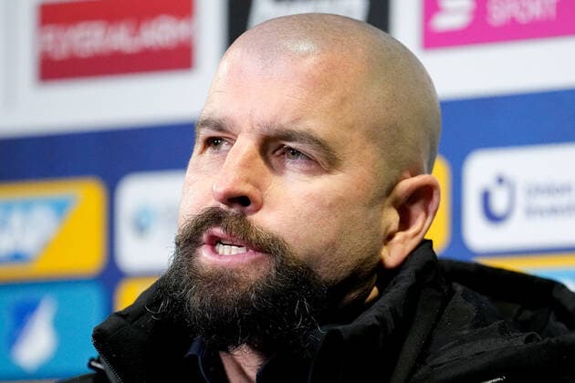 Sascha Glass (Trainer, Cheftrainer, 1. FC Köln), Einzelbild, Einzelfoto, Aktion, Action, 04.02.2022, Sinsheim (Hoffenheim) (Deutschland), Fussball, Flyeralarm Frauen-Bundesliga, TSG 1899 Hoffenheim - 1. FC Köln, 04.02.2022, Sinsheim (Hoffenheim) (Deutschland), Fussball, Flyeralarm Frauen-Bundesliga, TSG 1899 Hoffenheim - 1. FC Köln, DFB DFL REGULATIONS PROHIBIT ANY USE OF PHOTOGRAPHS AS IMAGE SEQUENCES AND OR QUASI-VIDEO. xozx