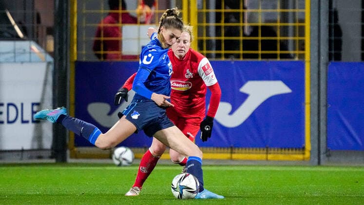 v.li.: Jule Brand (TSG, 29), Amber Barett (Köln, 22), Zweikampf, Spielszene, Duell, duel, tackle, tackling, Dynamik, Action, Aktion, 04.02.2022, Sinsheim (Hoffenheim) (Deutschland), Fussball, Flyeralarm Frauen-Bundesliga, TSG 1899 Hoffenheim - 1. FC Köln, 04.02.2022, Sinsheim (Hoffenheim) (Deutschland), Fussball, Flyeralarm Frauen-Bundesliga, TSG 1899 Hoffenheim - 1. FC Köln, DFB DFL REGULATIONS PROHIBIT ANY USE OF PHOTOGRAPHS AS IMAGE SEQUENCES AND OR QUASI-VIDEO. xozx