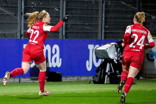 v.li.: Torschütze Amber Barett (Köln, 22), Weronika Zawistowska (Köln, 24), Spielerinnen des 1. FC Köln, jubeln über das Tor zum 1:1, Jubel, Torjubel, Torerfolg, celebrate the goal, goal, celebration, Jubel ueber das Tor, optimistisch, Spielszene, Highlight, Action, Aktion, 04.02.2022, Sinsheim (Hoffenheim) (Deutschland), Fussball, Flyeralarm Frauen-Bundesliga, TSG 1899 Hoffenheim - 1. FC Köln, 04.02.2022, Sinsheim (Hoffenheim) (Deutschland), Fussball, Flyeralarm Frauen-Bundesliga, TSG 1899 Hoffenheim - 1. FC Köln, DFB DFL REGULATIONS PROHIBIT ANY USE OF PHOTOGRAPHS AS IMAGE SEQUENCES AND OR QUASI-VIDEO. xozx