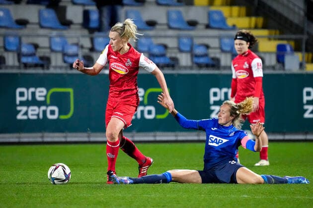 v.li.: Kristin Demann (Köln, 5), Fabienne Dongus (TSG, 33), Zweikampf, Spielszene, Duell, duel, tackle, tackling, Dynamik, Action, Aktion, 04.02.2022, Sinsheim (Hoffenheim) (Deutschland), Fussball, Flyeralarm Frauen-Bundesliga, TSG 1899 Hoffenheim - 1. FC Köln, 04.02.2022, Sinsheim (Hoffenheim) (Deutschland), Fussball, Flyeralarm Frauen-Bundesliga, TSG 1899 Hoffenheim - 1. FC Köln, DFB DFL REGULATIONS PROHIBIT ANY USE OF PHOTOGRAPHS AS IMAGE SEQUENCES AND OR QUASI-VIDEO. xozx