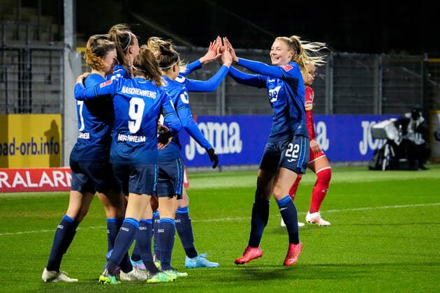 Spielerinnen der TSG 1899 Hoffenheim, jubeln über das Tor zum 1:0, Jubel, Torjubel, Torerfolg, celebrate the goal, goal, celebration, Jubel ueber das Tor, optimistisch, Spielszene, Highlight, Action, Aktion, 04.02.2022, Sinsheim (Hoffenheim) (Deutschland), Fussball, Flyeralarm Frauen-Bundesliga, TSG 1899 Hoffenheim - 1. FC Köln, 04.02.2022, Sinsheim (Hoffenheim) (Deutschland), Fussball, Flyeralarm Frauen-Bundesliga, TSG 1899 Hoffenheim - 1. FC Köln, DFB DFL REGULATIONS PROHIBIT ANY USE OF PHOTOGRAPHS AS IMAGE SEQUENCES AND OR QUASI-VIDEO. xozx