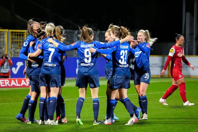Spielerinnen der TSG 1899 Hoffenheim, jubeln über das Tor zum 1:0, Jubel, Torjubel, Torerfolg, celebrate the goal, goal, celebration, Jubel ueber das Tor, optimistisch, Spielszene, Highlight, Action, Aktion, 04.02.2022, Sinsheim (Hoffenheim) (Deutschland), Fussball, Flyeralarm Frauen-Bundesliga, TSG 1899 Hoffenheim - 1. FC Köln, 04.02.2022, Sinsheim (Hoffenheim) (Deutschland), Fussball, Flyeralarm Frauen-Bundesliga, TSG 1899 Hoffenheim - 1. FC Köln, DFB DFL REGULATIONS PROHIBIT ANY USE OF PHOTOGRAPHS AS IMAGE SEQUENCES AND OR QUASI-VIDEO. xozx