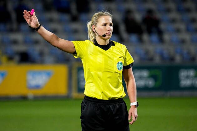 Ines Appelmann (Schiedsrichterin), gibt Anweisungen, gestikuliert, mit den Armen gestikulieren, Einzelbild, Einzelfoto, Aktion, Action, 04.02.2022, Sinsheim (Hoffenheim) (Deutschland), Fussball, Flyeralarm Frauen-Bundesliga, TSG 1899 Hoffenheim - 1. FC Köln, 04.02.2022, Sinsheim (Hoffenheim) (Deutschland), Fussball, Flyeralarm Frauen-Bundesliga, TSG 1899 Hoffenheim - 1. FC Köln, DFB DFL REGULATIONS PROHIBIT ANY USE OF PHOTOGRAPHS AS IMAGE SEQUENCES AND OR QUASI-VIDEO. xozx