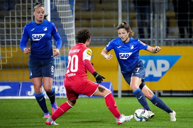 v.li.: Tine De Caigny (TSG, 6), Anja Pfluger (Köln, 20), Chantal Hagel (TSG, 7), Zweikampf, Spielszene, Duell, duel, tackle, tackling, Dynamik, Action, Aktion, 04.02.2022, Sinsheim (Hoffenheim) (Deutschland), Fussball, Flyeralarm Frauen-Bundesliga, TSG 1899 Hoffenheim - 1. FC Köln, 04.02.2022, Sinsheim (Hoffenheim) (Deutschland), Fussball, Flyeralarm Frauen-Bundesliga, TSG 1899 Hoffenheim - 1. FC Köln, DFB DFL REGULATIONS PROHIBIT ANY USE OF PHOTOGRAPHS AS IMAGE SEQUENCES AND OR QUASI-VIDEO. xozx