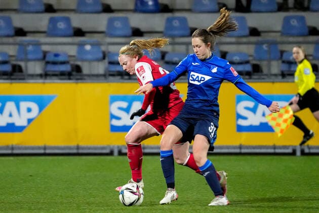 v.li.: Amber Barett (Köln, 22), Jana Feldkamp (TSG, 31), Zweikampf, Spielszene, Duell, duel, tackle, tackling, Dynamik, Action, Aktion, 04.02.2022, Sinsheim (Hoffenheim) (Deutschland), Fussball, Flyeralarm Frauen-Bundesliga, TSG 1899 Hoffenheim - 1. FC Köln, 04.02.2022, Sinsheim (Hoffenheim) (Deutschland), Fussball, Flyeralarm Frauen-Bundesliga, TSG 1899 Hoffenheim - 1. FC Köln, DFB DFL REGULATIONS PROHIBIT ANY USE OF PHOTOGRAPHS AS IMAGE SEQUENCES AND OR QUASI-VIDEO. xozx