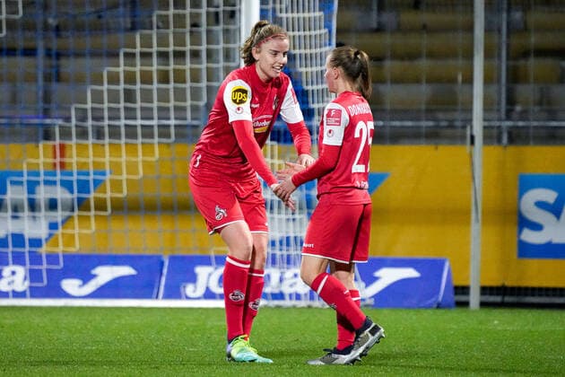 v.li.: Myrthe Moorrees (Köln, 6), Laura Donhauser (Köln, 25), Spielerinnen des 1. FC Köln, Jubel, jubeln, jubelt, celebration, Freude, zuversichtlich, optimistisch, Spielszene, Action, Aktion, nach dem Spiel, Schlusspfiff, 04.02.2022, Sinsheim (Hoffenheim) (Deutschland), Fussball, Flyeralarm Frauen-Bundesliga, TSG 1899 Hoffenheim - 1. FC Köln, 04.02.2022, Sinsheim (Hoffenheim) (Deutschland), Fussball, Flyeralarm Frauen-Bundesliga, TSG 1899 Hoffenheim - 1. FC Köln, DFB DFL REGULATIONS PROHIBIT ANY USE OF PHOTOGRAPHS AS IMAGE SEQUENCES AND OR QUASI-VIDEO. xozx