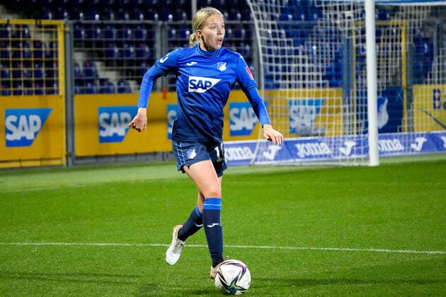 Celina Degen (TSG, 14), am Ball, Freisteller, Ganzkörper, Einzelbild, Einzelfoto, Aktion, Action, 04.02.2022, Sinsheim (Hoffenheim) (Deutschland), Fussball, Flyeralarm Frauen-Bundesliga, TSG 1899 Hoffenheim - 1. FC Köln, 04.02.2022, Sinsheim (Hoffenheim) (Deutschland), Fussball, Flyeralarm Frauen-Bundesliga, TSG 1899 Hoffenheim - 1. FC Köln, DFB DFL REGULATIONS PROHIBIT ANY USE OF PHOTOGRAPHS AS IMAGE SEQUENCES AND OR QUASI-VIDEO. xozx