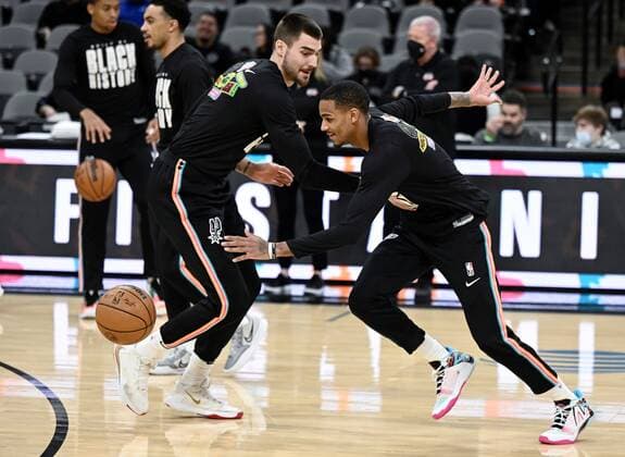 San Antonio Spurs forward Juancho Hernangomez (L) warms up with teammate Dejounte Murray before an NBA, Basketball Herren, USA basketball game against the Houston Rockets, at the AT&T Arena in San Antonio, Texas, USA, 04 February 2022. San Antonio Spurs - Houston Rockets !ACHTUNG: NUR REDAKTIONELLE NUTZUNG!  Copyright: xDarrenxAbatex AME3636 20220205-b6a1c7b8adbbc57266e00757659e6ca8efd6b7f4