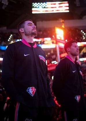 San Antonio Spurs forward Juancho Hernangomez (L) stands during the national anthem before a NBA, Basketball Herren, USA basketball game against the Houston Rockets, at the AT&T Arena in San Antonio, Texas, USA, 04 February 2022. San Antonio Spurs - Houston Rockets !ACHTUNG: NUR REDAKTIONELLE NUTZUNG!  Copyright: xDarrenxAbatex AME3637 20220205-71a43c4a2c10abc1a4b8de3397086bd5638cade4