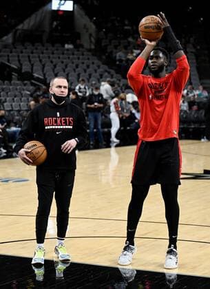Houston Rockets forward Usman Garuba (R) warms up with a team development coach before an NBA, Basketball Herren, USA basketball game against the San Antonio Spurs, at the AT&T Arena in San Antonio, Texas, USA, 04 February 2022. San Antonio Spurs - Houston Rockets !ACHTUNG: NUR REDAKTIONELLE NUTZUNG!  Copyright: xDarrenxAbatex AME3640 20220205-87e460d7e029306070861ceb96c75ebe857a792f