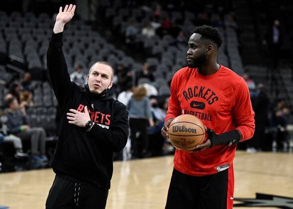 Houston Rockets forward Usman Garuba (R) warms up with a team development coach before an NBA, Basketball Herren, USA basketball game against the San Antonio Spurs, at the AT&T Arena in San Antonio, Texas, USA, 04 February 2022. San Antonio Spurs - Houston Rockets !ACHTUNG: NUR REDAKTIONELLE NUTZUNG!  Copyright: xDarrenxAbatex AME3638 20220205-be69b0e0adc28ee118f9475a12c4d541cf3adf0d