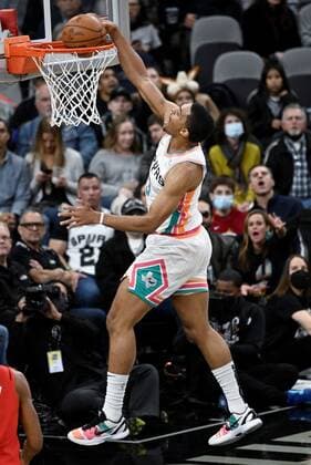 San Antonio Spurs forward Keldon Johnson dunks during a NBA, Basketball Herren, USA basketball game against the Houston Rockets, at the AT&T Arena in San Antonio, Texas, USA, 04 February 2022. San Antonio Spurs - Houston Rockets !ACHTUNG: NUR REDAKTIONELLE NUTZUNG!  Copyright: xDarrenxAbatex AME3643 20220205-69f6dc43e115da570f0964162c46c9e5a5228884
