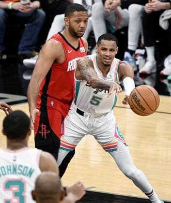 San Antonio Spurs guard Dejounte Murray (R) passes as he is defended by Houston Rockets guard Eric Gordon, during a NBA, Basketball Herren, USA basketball game at the AT&T Arena in San Antonio, Texas, USA, 04 February 2022. San Antonio Spurs - Houston Rockets !ACHTUNG: NUR REDAKTIONELLE NUTZUNG!  Copyright: xDarrenxAbatex AME3642 20220205-5f3065391096d4d8352df606886ae5a88f6c1355