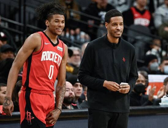 Houston Rockets head coach Stephen Silas (R) and Rockets guard Jalen Green watch action on the court during a NBA, Basketball Herren, USA basketball game against the San Antonio Spurs, at the AT&T Arena in San Antonio, Texas, USA, 04 February 2022. San Antonio Spurs - Houston Rockets !ACHTUNG: NUR REDAKTIONELLE NUTZUNG!  Copyright: xDarrenxAbatex AME3644 20220205-db38066d6162fac50f49e1d71f57173a2253b9fa