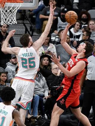 San Antonio Spurs center Jakob Poeltl (L) attempts to block Houston Rockets center Alperen Sengun during a NBA, Basketball Herren, USA basketball game at the AT&T Arena in San Antonio, Texas, USA, 04 February 2022. San Antonio Spurs - Houston Rockets !ACHTUNG: NUR REDAKTIONELLE NUTZUNG!  Copyright: xDarrenxAbatex AME3646 20220205-125461a0422133ee5dd1e2ce82e8c1accae2fe3b