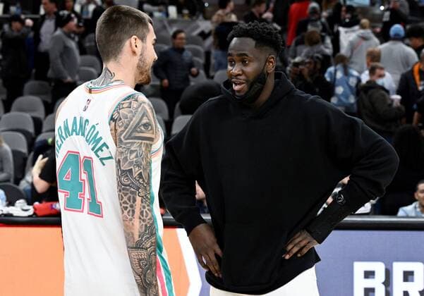 San Antonio Spurs forward Juancho Hernangomez (L) and Houston Rockets forward Usman Garuba talk after their NBA, Basketball Herren, USA basketball game at the AT&T Arena in San Antonio, Texas, USA, 04 February 2022. San Antonio Spurs - Houston Rockets !ACHTUNG: NUR REDAKTIONELLE NUTZUNG!  Copyright: xDarrenxAbatex AME3654 20220205-39763edab7c6c4b15cbf834e218148d7487f3294